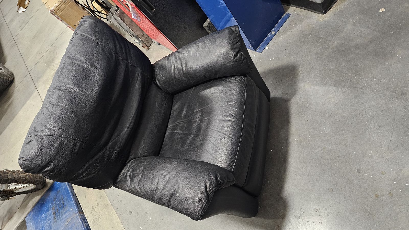 Black Leather Recliner -- Like New!