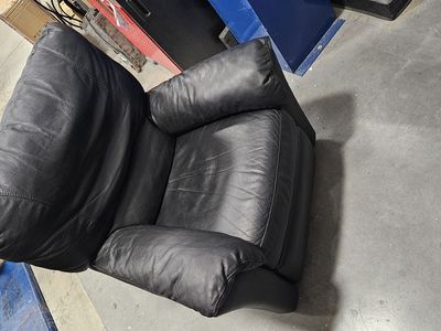 Black Leather Recliner -- Like New!