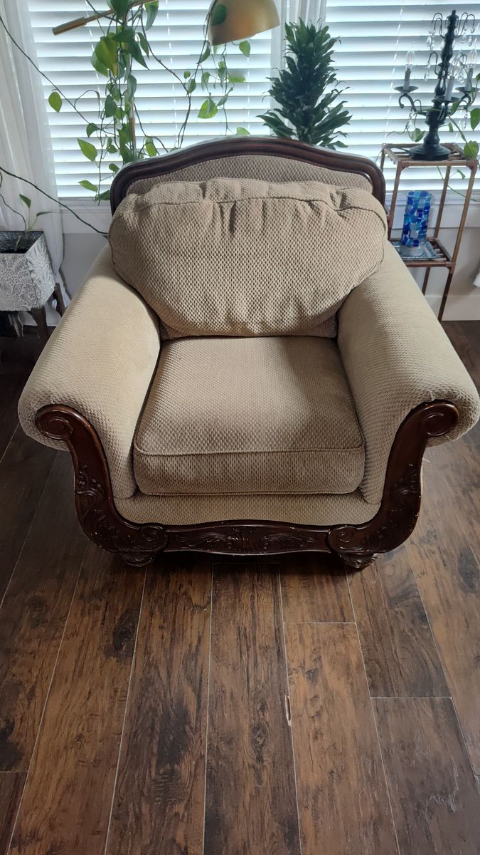 Traditional Beige Textured Armchair