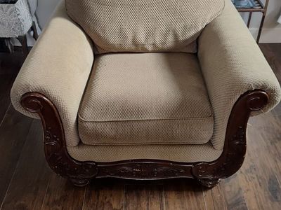 Traditional Beige Textured Armchair