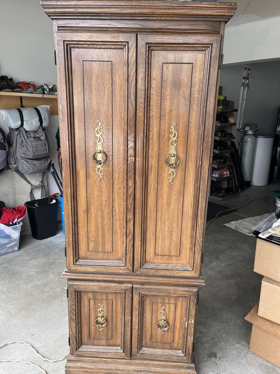 Singer- Model 380 Space Saver Cabinet/Sewing Machine. Singer Touch - Tronic  2010 Memory Machine