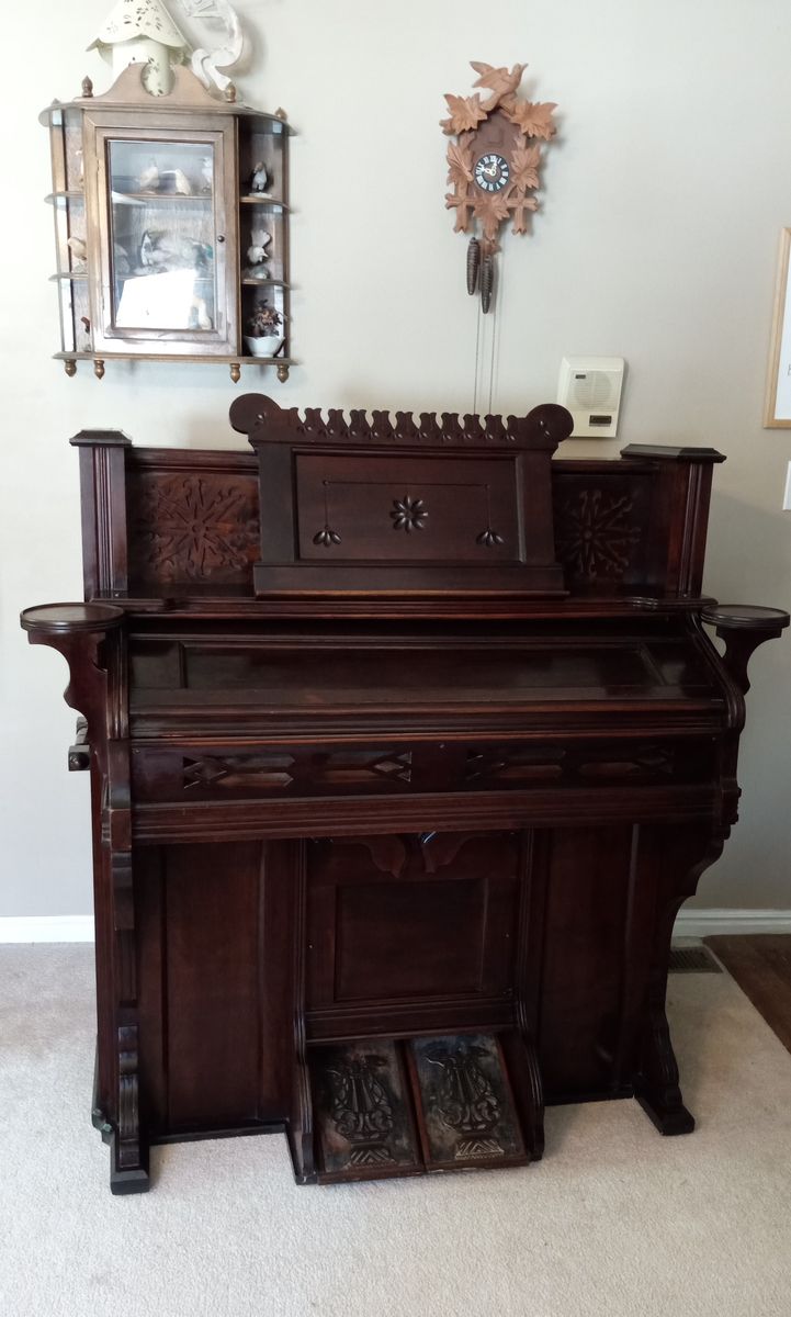 Antique pump organ
