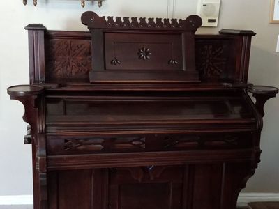 Antique pump organ