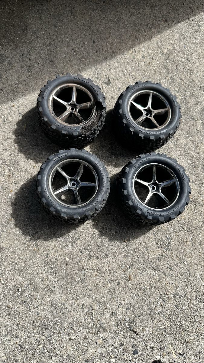 Traxxas Erevo 1/16 Wheels Tires One Is Blown