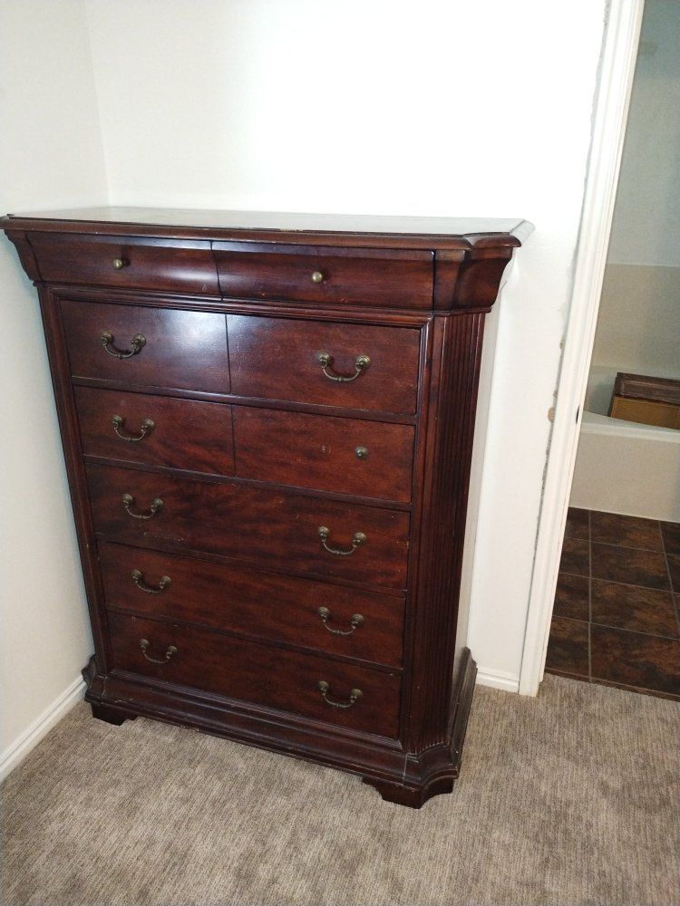 Broyhill Traditional Dresser: 7-Drawer Chest, Fluted Columns, Brass Handles, Cherry Finish