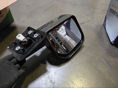 NEW Passenger Sidemirror w/Lamp- Toyota FJ Cruiser 07-12