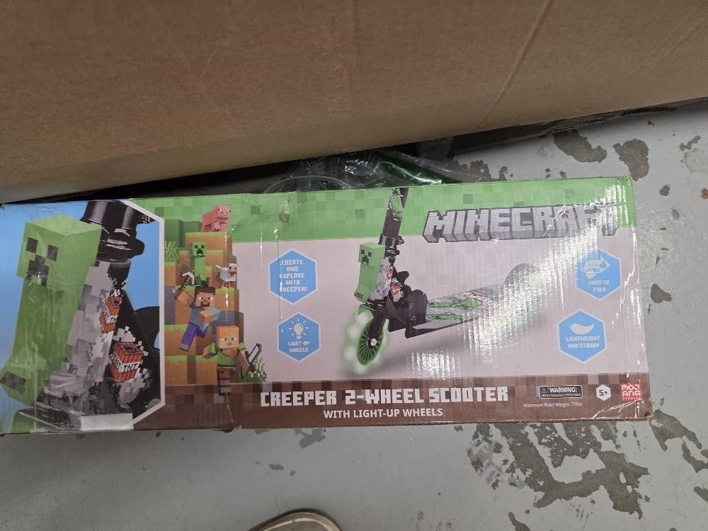 Minecraft Creeper 2-Wheel Scooter with Light-Up Wheels