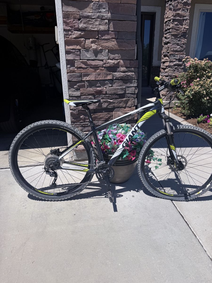 Giant Fathom Mountain Bike - White/Lime Green, Hardtail, 27.5-inch Wheels. Medium frame.