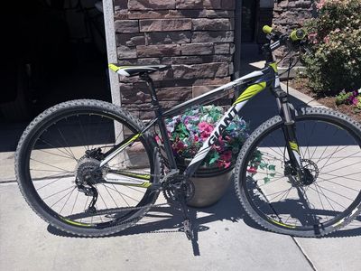 Giant Fathom Mountain Bike - White/Lime Green, Hardtail, 27.5-inch Wheels. Medium frame.