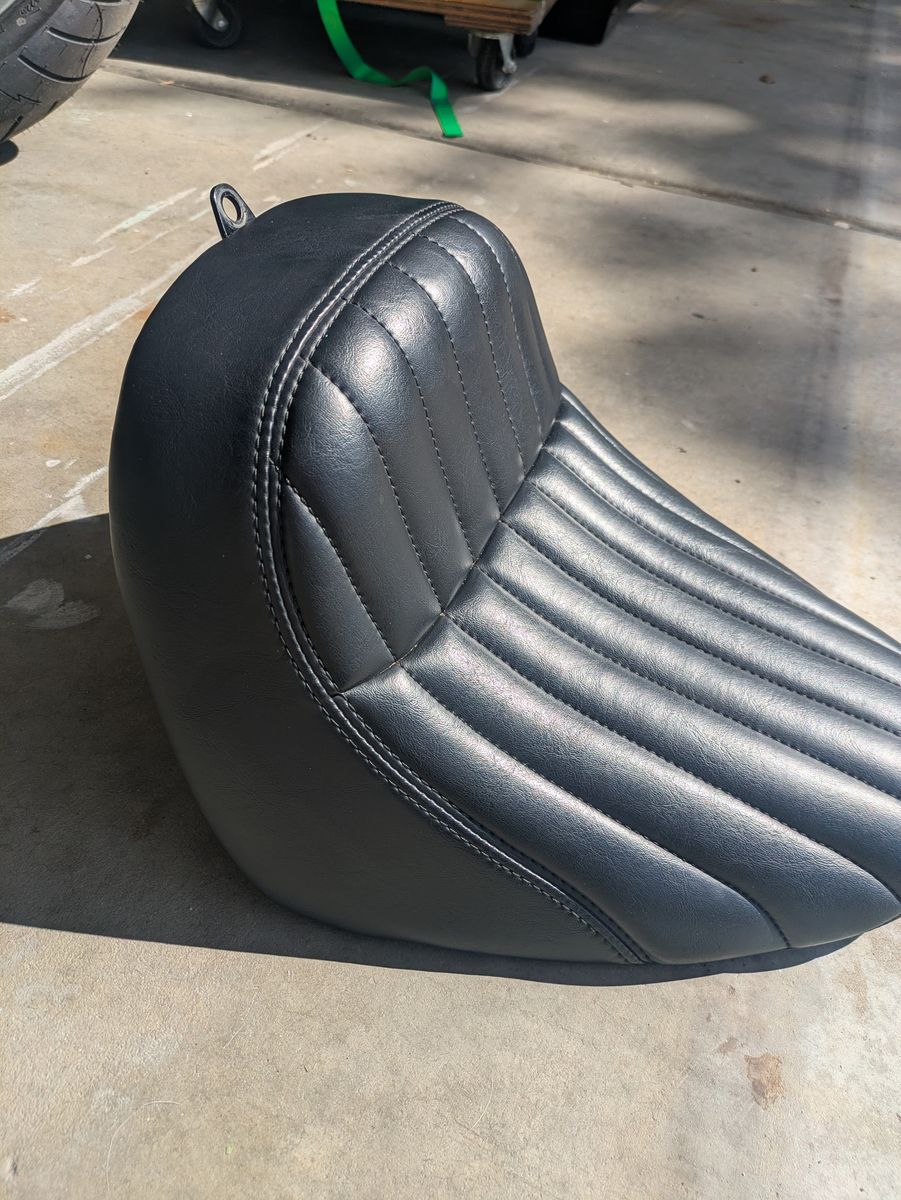 2018 Harley Softail Streetbob FXBB OEM Solo Seat