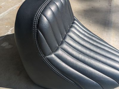 2018 Harley Softail Streetbob FXBB OEM Solo Seat