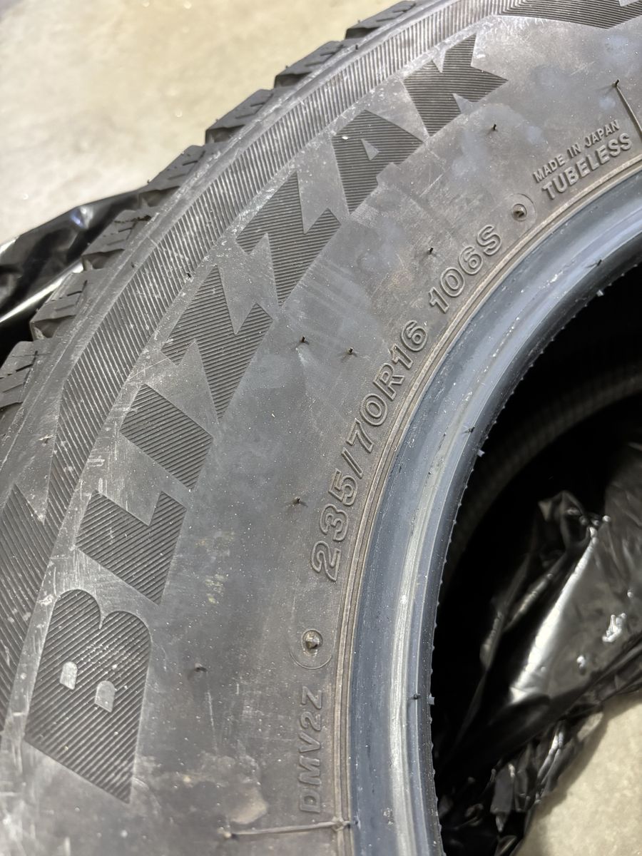 Bridgestone Blizzak studless snow tire. 235/70R16