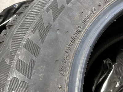 Bridgestone Blizzak studless snow tire. 235/70R16