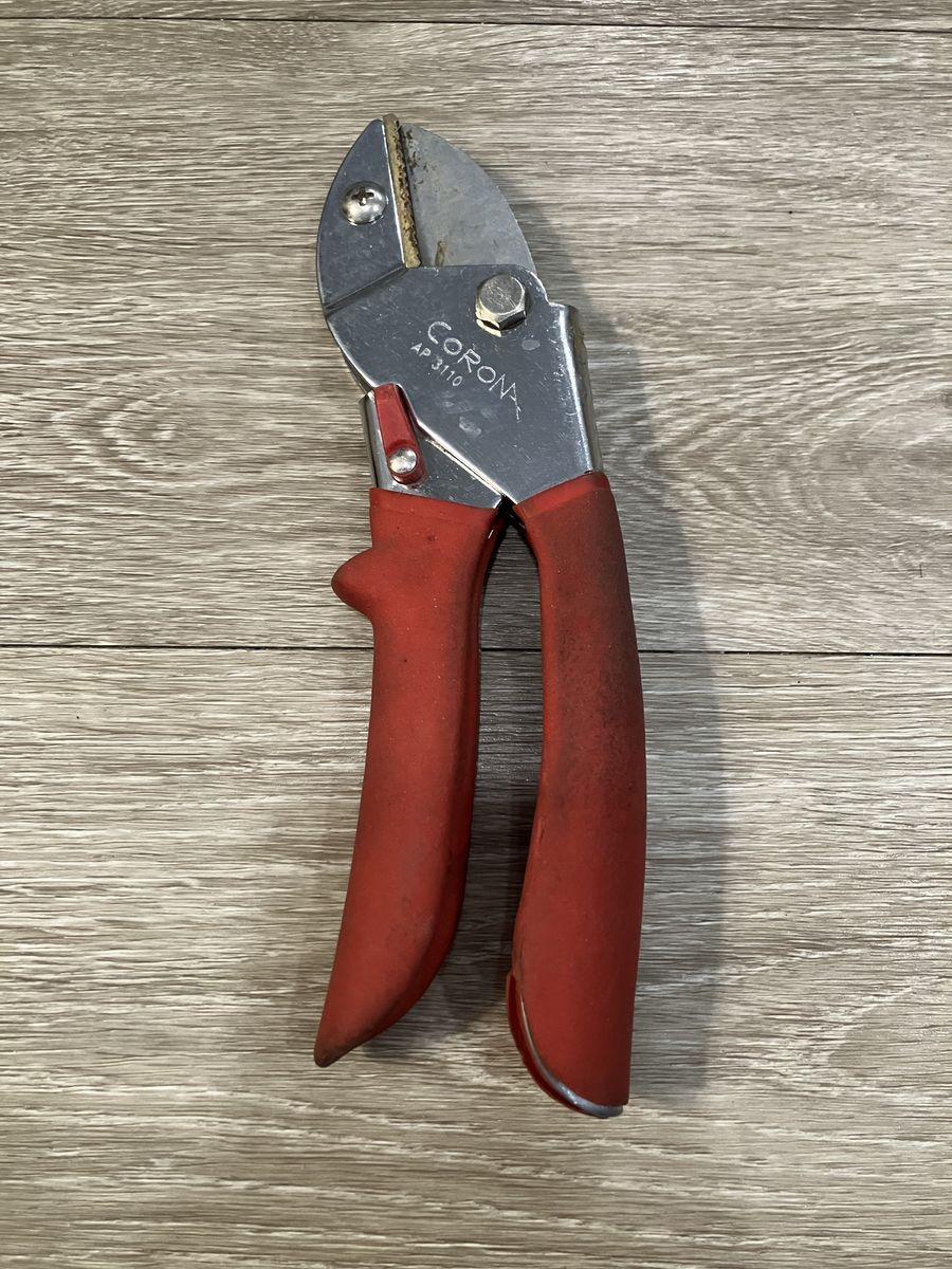 Vintage Corona Garden Pruning Shears Trimmer- Needs to be repaired inside as spring thing is loose. See Pix!!