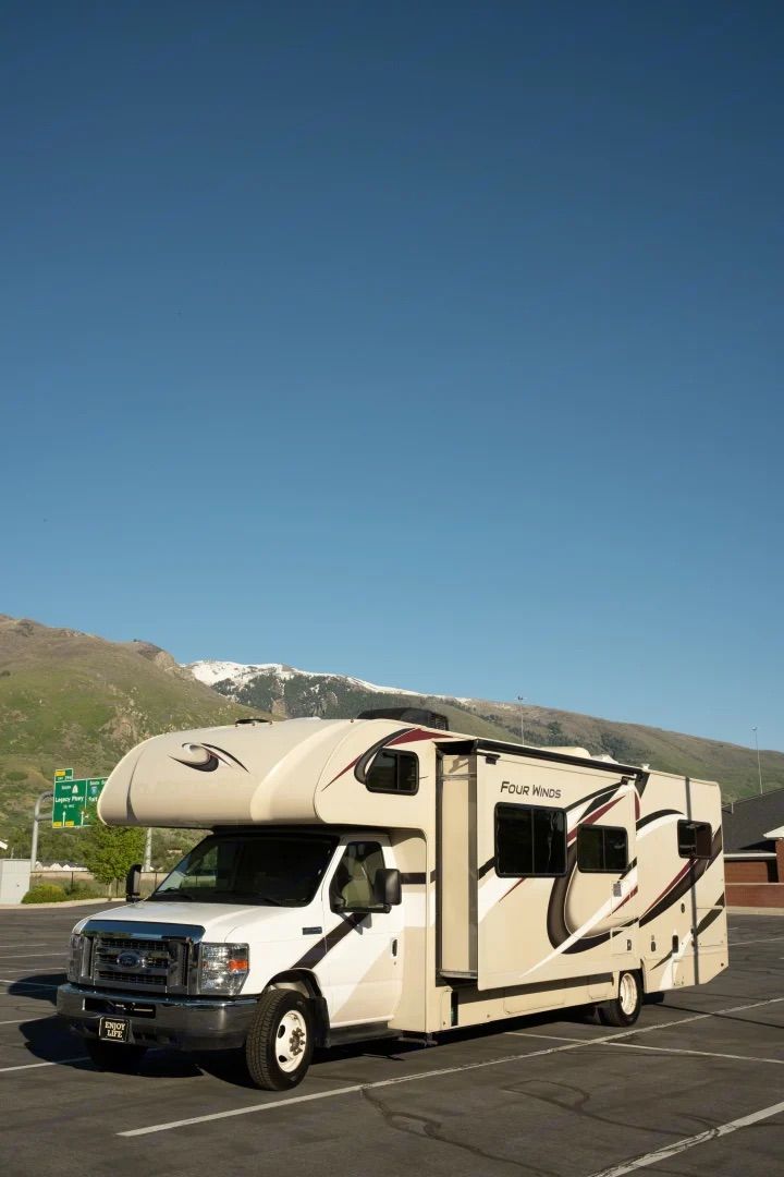 Road Trip Ready! 2021 Thor Four Winds - Sleeps 9, Miles of Memories Await!