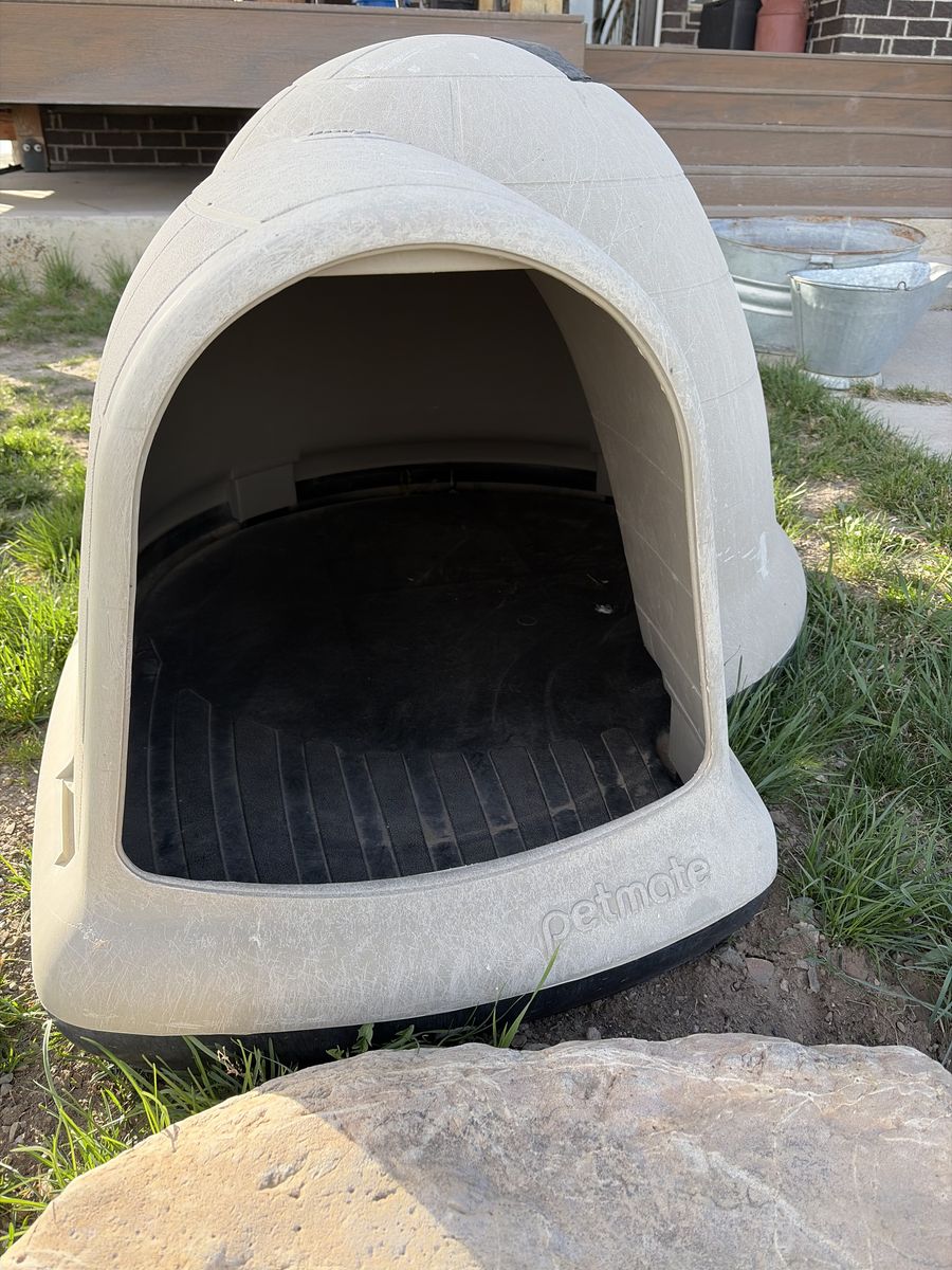 XL Dog House