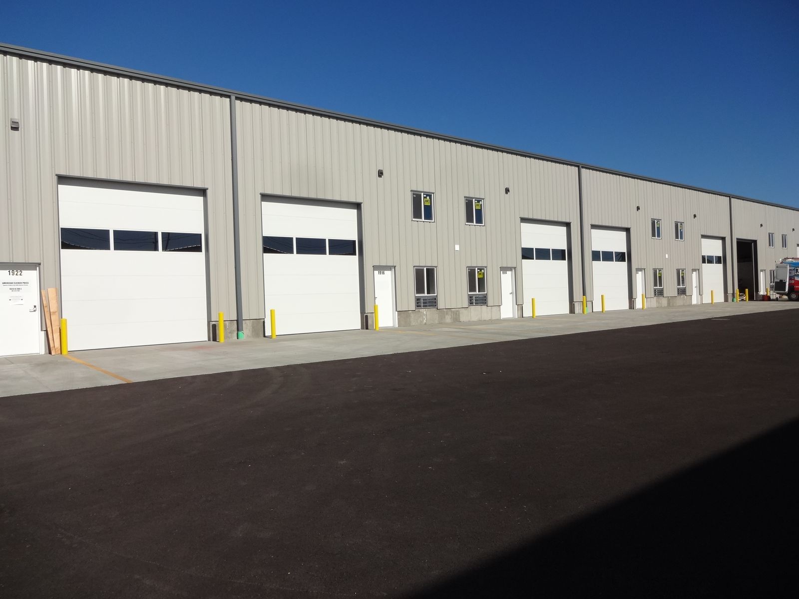 1,710 SF CLEAN WAREHOUSE/SHOP, INCLUDES OFFICE, RESTROOM, 3-PHASE POWER, HIGH CEILINGS, HIGH BAY DOOR!