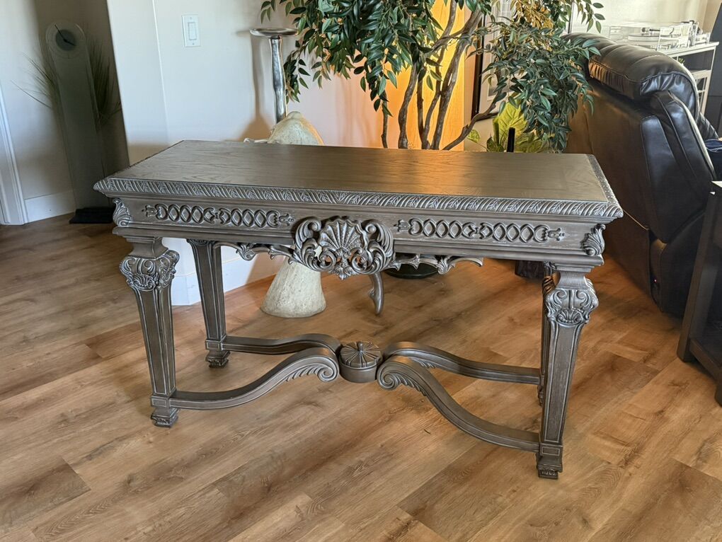 Beautiful HighEnd Sofa/Entry Table