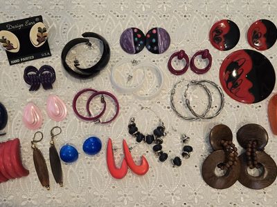 VTG Lot of 20 Pair "60s-80s" Pierced Earrings, 1 Set Earrings & Pendent Preloved