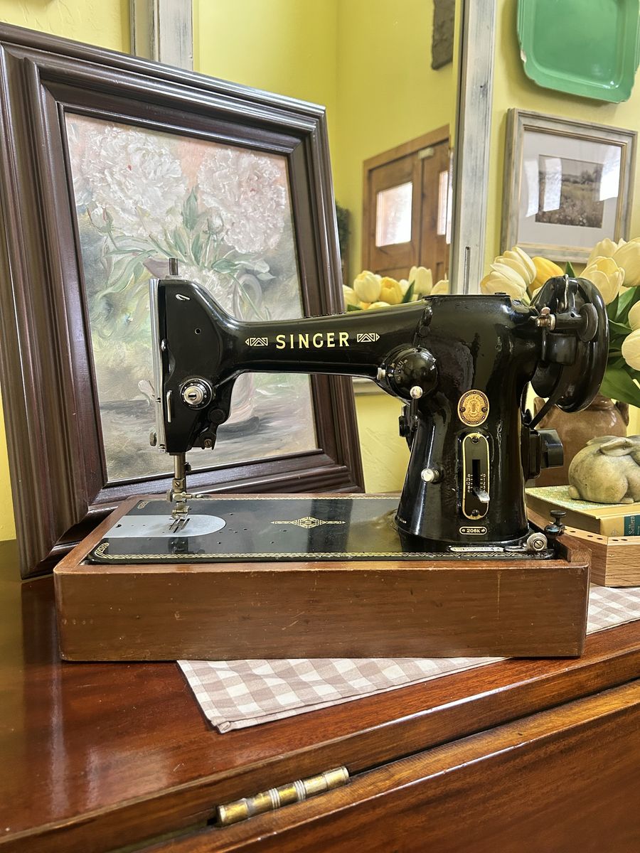 Antique Singer Sewing Machine.
