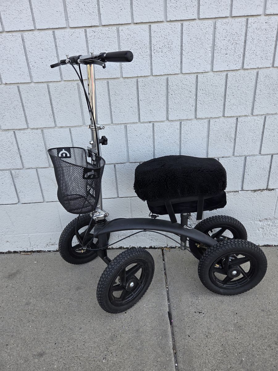 Knee scooter with basket and with large tires and extra padding