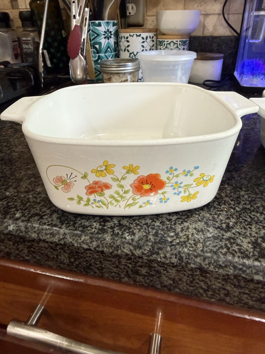 Vintage Pyrex set of two