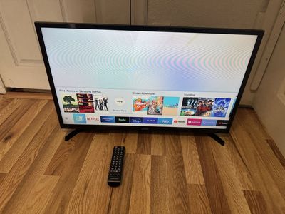 Samsung Smart TV with control remote 32 inches