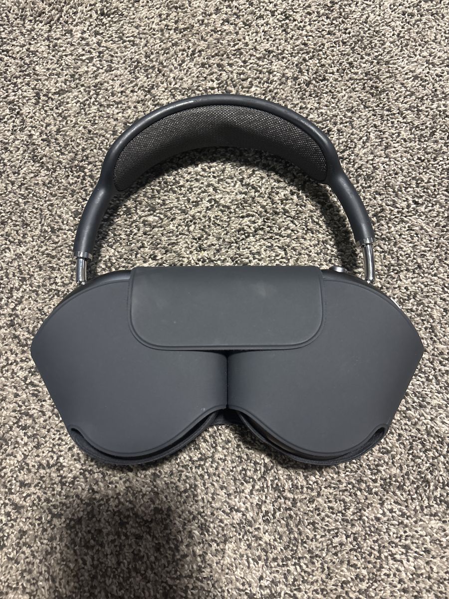 Apple AirPods Max Space Gray Over-Ear Headphones with Smart Case