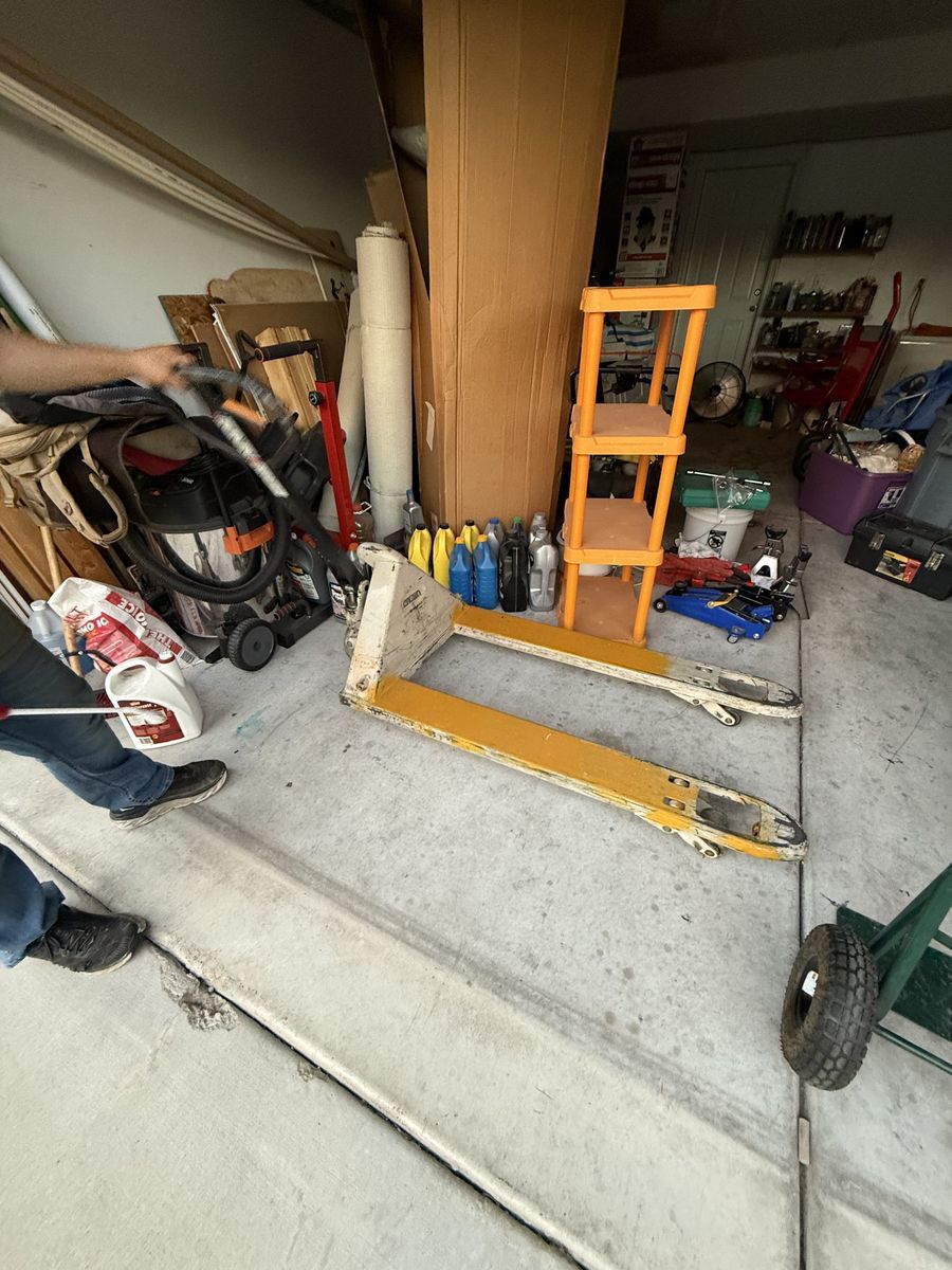 Crown pallet jack 5000lbs