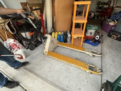 Crown pallet jack 5000lbs