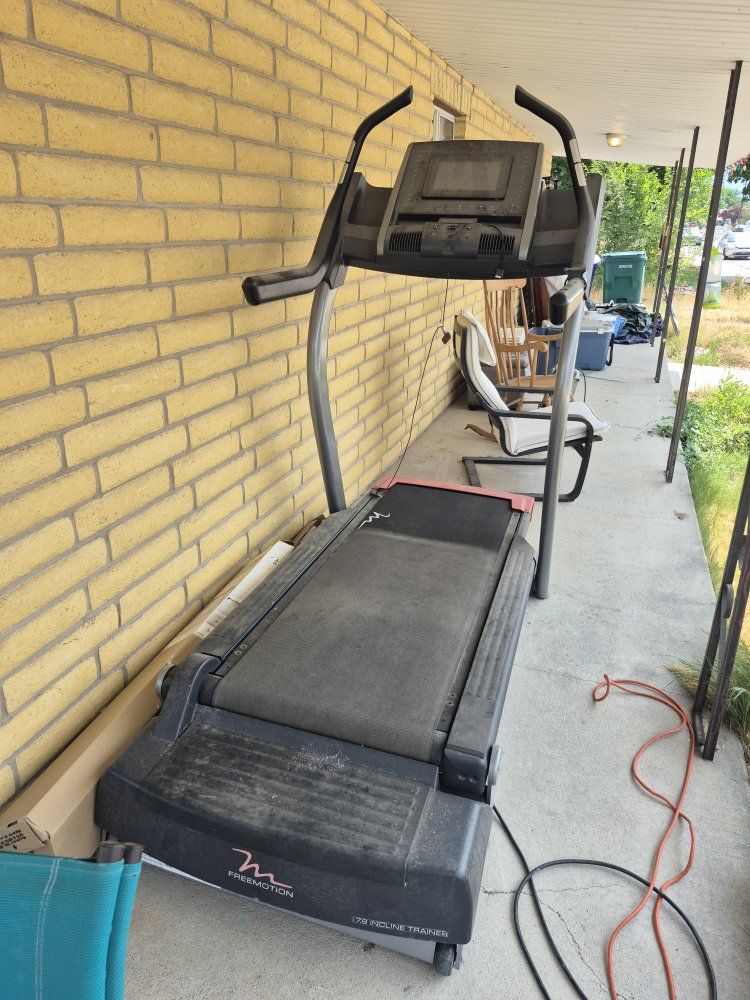 Free - Freemotion 12.9 Incline Trainer Treadmill - Commercial Grade Fitness Machine