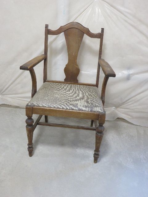 ANTIQUE 1940'S ARM CHAIR - GREAT AS IS OR REFINISHING PROJECT