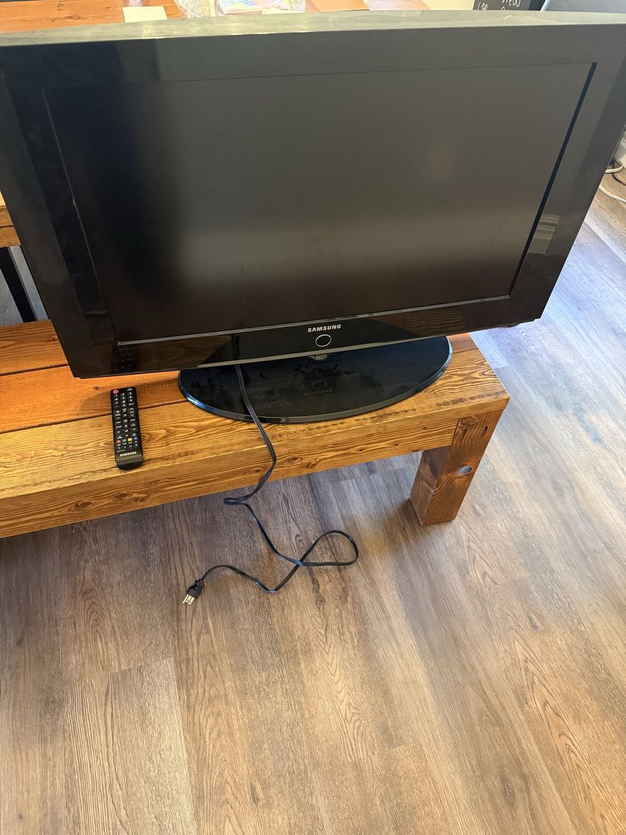 Samsung LN32A330J1D 32-inch 720p LCD TV - Good Condition