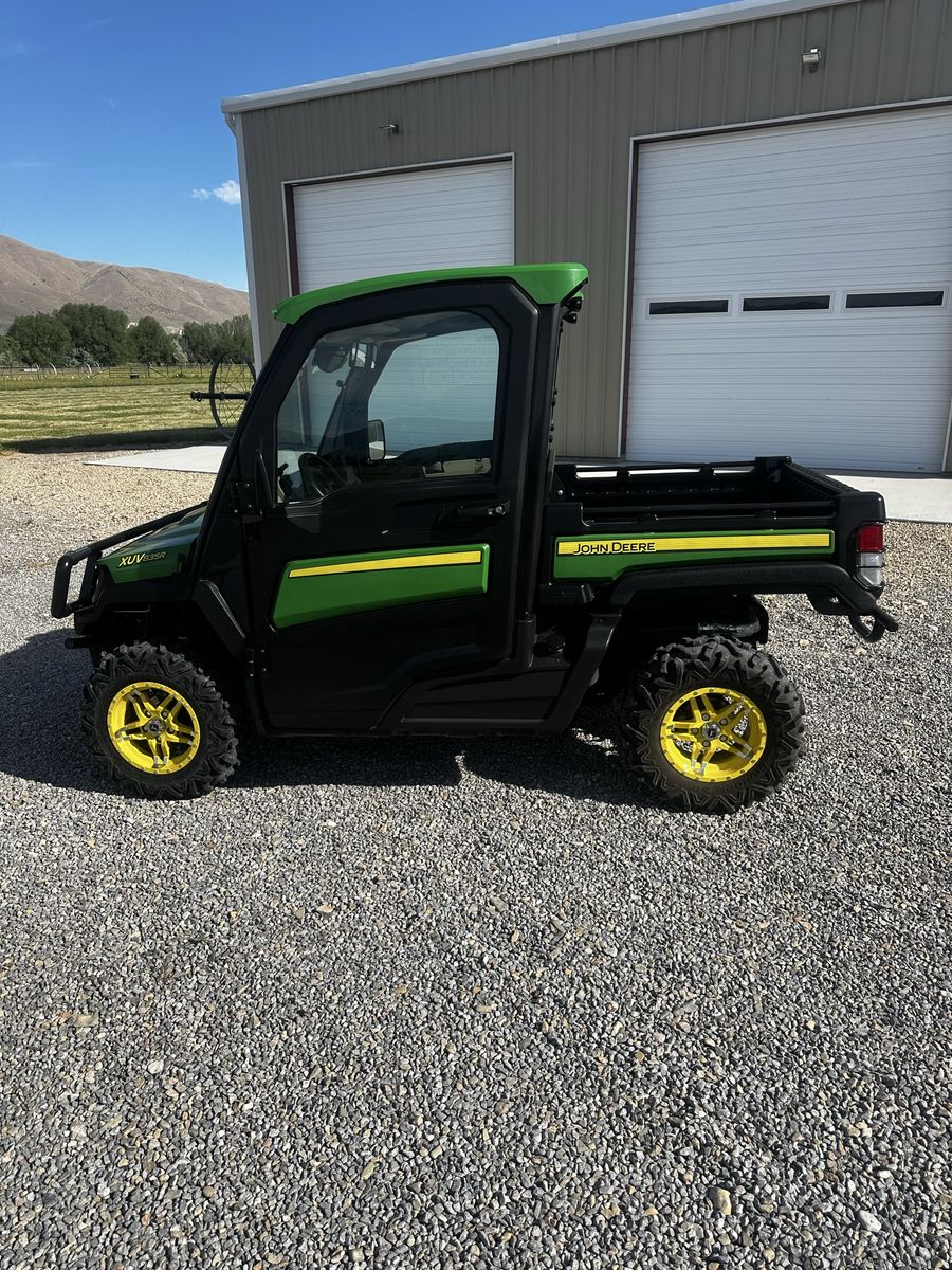John Deere Gator XUV835R UTV 4x4 with Enclosed Cab and Winch