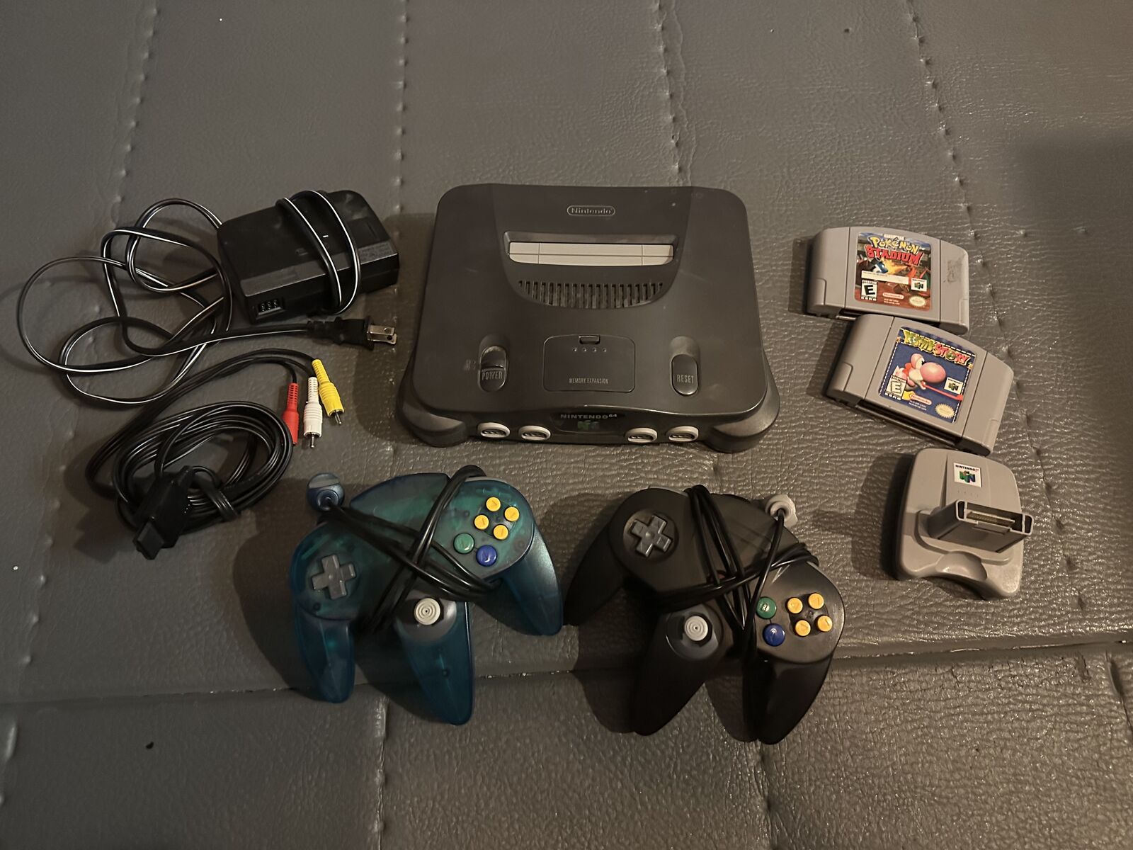 Nintendo 64 + 2 games & controllers