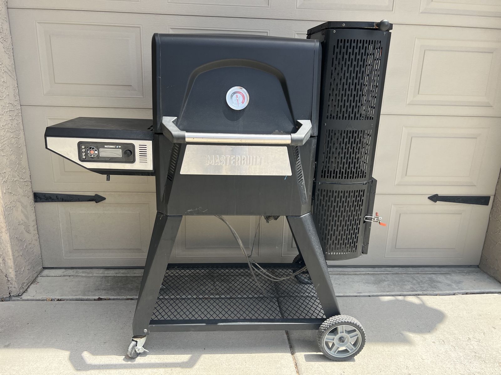 Masterbuilt  560 Digital Charcoal Grill and Smoker