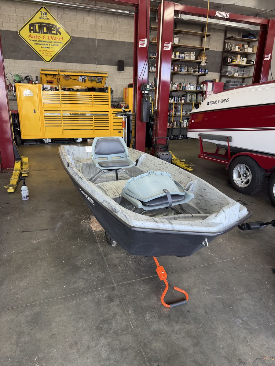 Bass pro 12’ jon boat with accessories