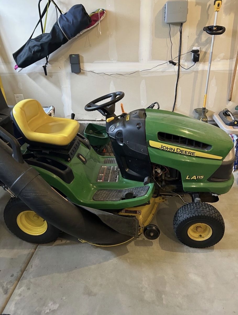 John Deere LA115 Riding Mower