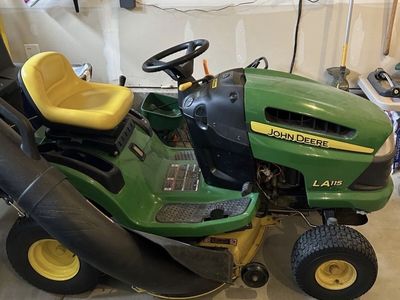 John Deere LA115 Riding Mower