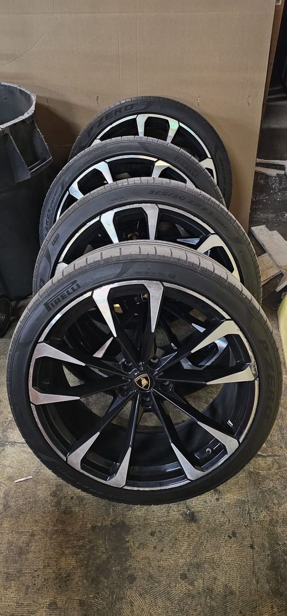 2019 Lamborghini Urus Wheels and Tires 23 Inch