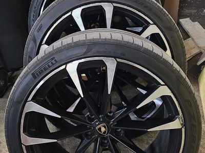 2019 Lamborghini Urus Wheels and Tires 23 Inch