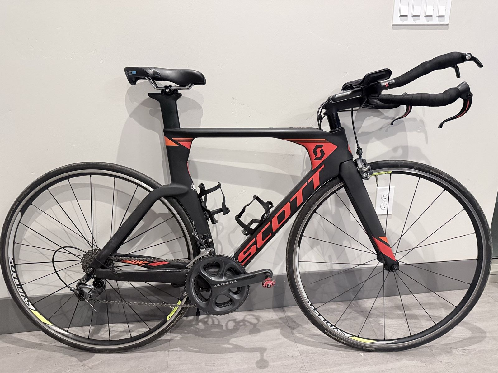 Scott Plasma 10 Ultegra Triathlon Bike - Carbon Fiber Aero Frame, Black/Red, Excellent Condition
