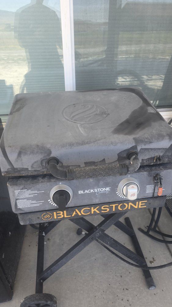 Blackstone 22" Griddle with Stand & Wheels - Outdoor Cooking Station