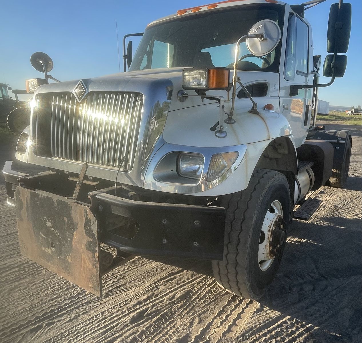 Hook lift truck