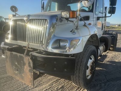 Hook lift truck