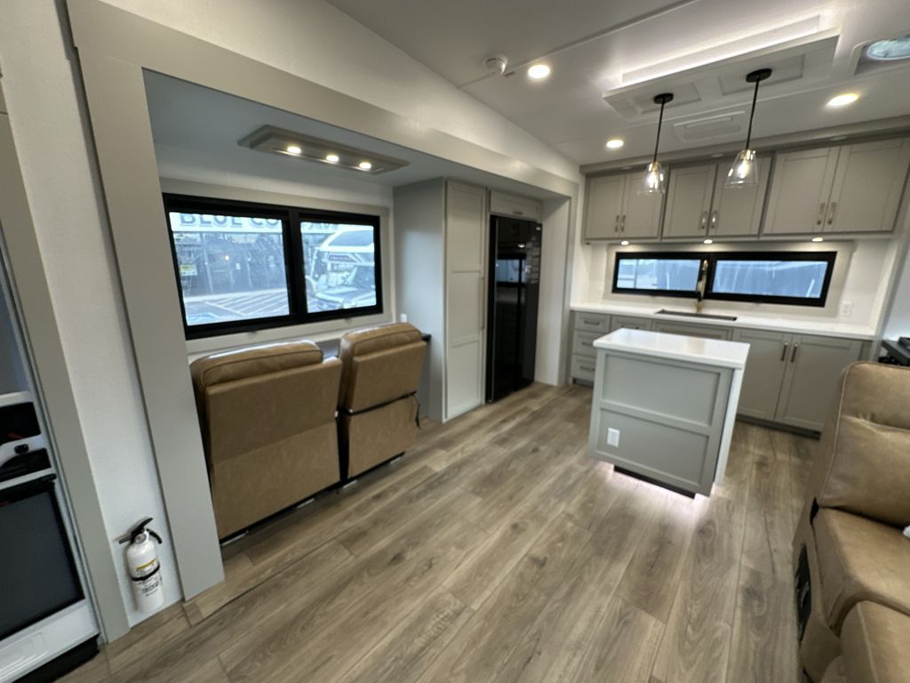 Main image 7