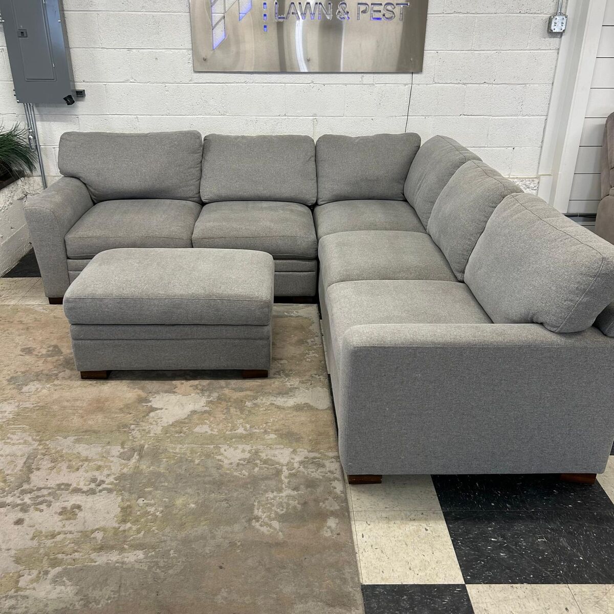COSTCO THOMASVILLE LANGDON FABRIC SECTIONAL W/STORAGE OTTOMAN