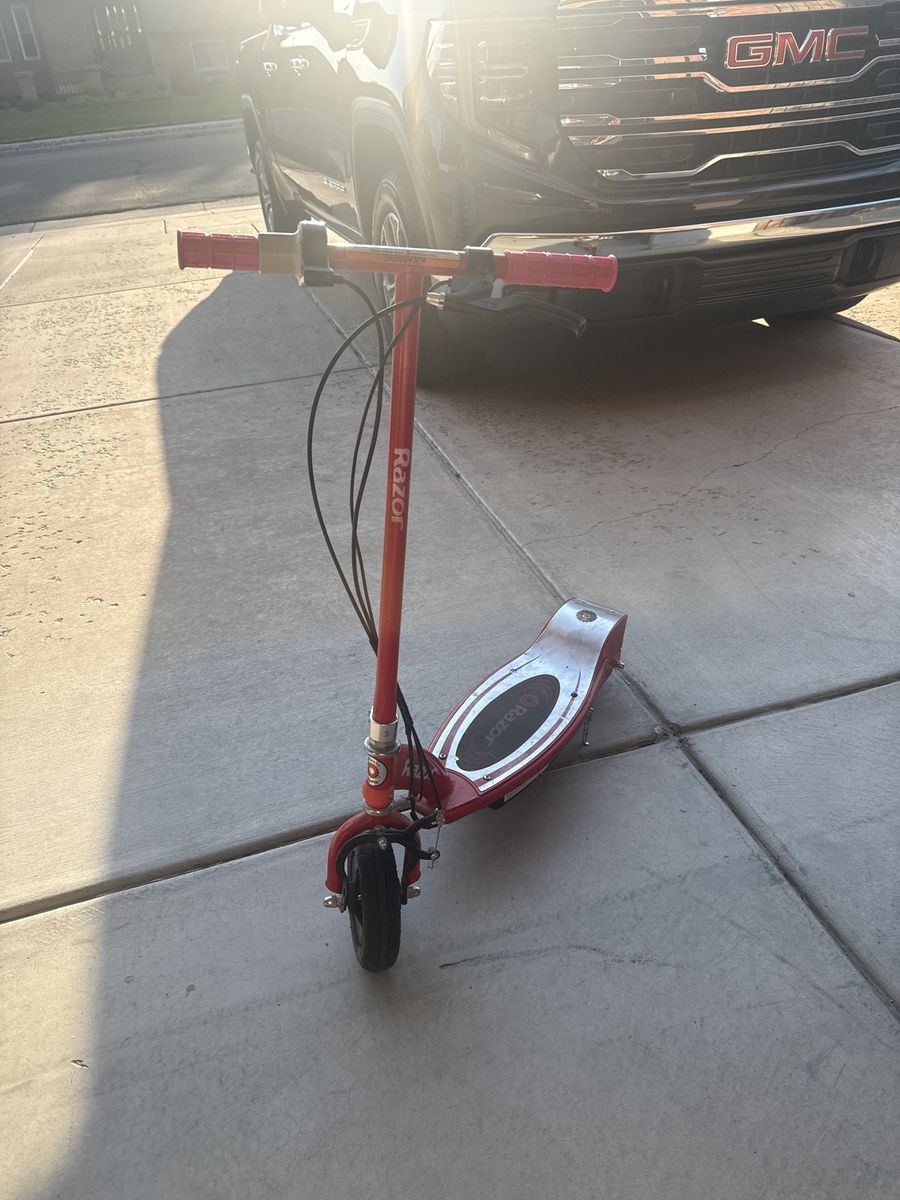 Razor E100 Electric Scooter - Red, used brand new battery, but needs a new controller chain activated great