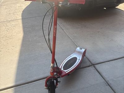 Razor E100 Electric Scooter - Red, used brand new battery, but needs a new controller chain activated great