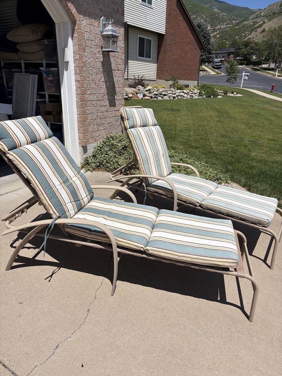Free outdoor lounge chairs including cushions